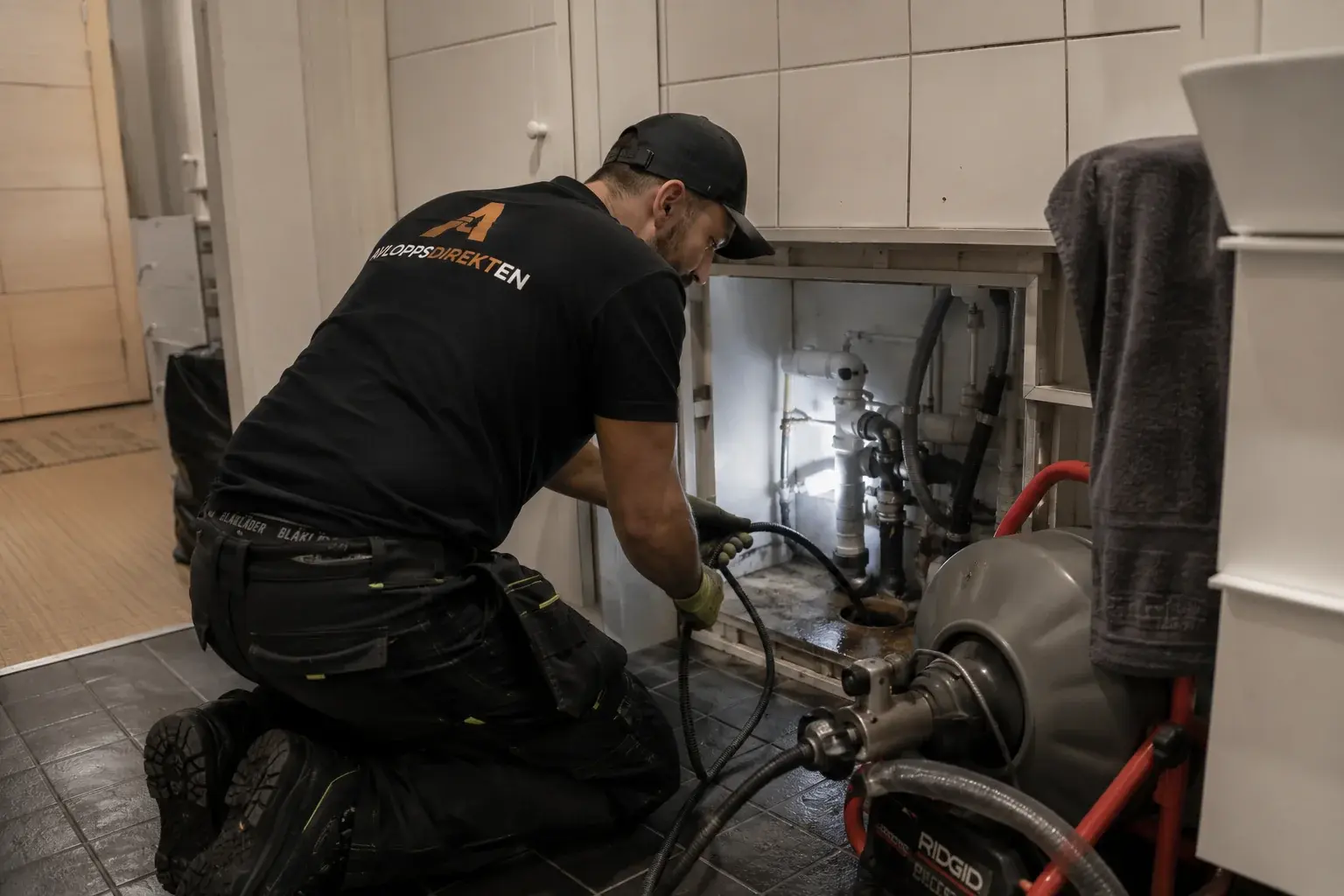 Tekniker som arbetar med högtrycksspolning inomhus